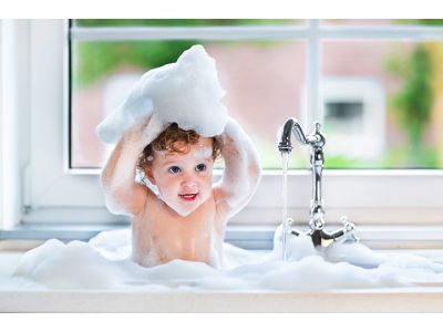 Безопасная ванная для ребенка: 10 простых правил
