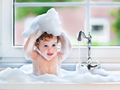 Безопасная ванная для ребенка: 10 простых правил